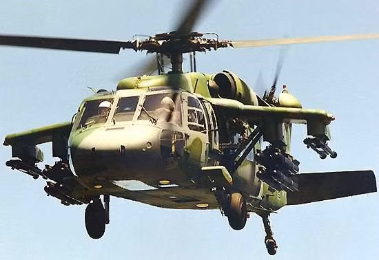 UH-60 Black Hawk có thể mang 16 tên lửa Hellfire, bằng cách sử dụng hệ thống hỗ trợ cửa hàng bên ngoài (ESSS). ESSS có khả năng mang tên lửa, rocket, đại bác và bệ phóng điện tử có trọng tải 4,5 tấn. Trực thăng cũng có thể được lắp súng máy 7,62mm ở cửa sổ.