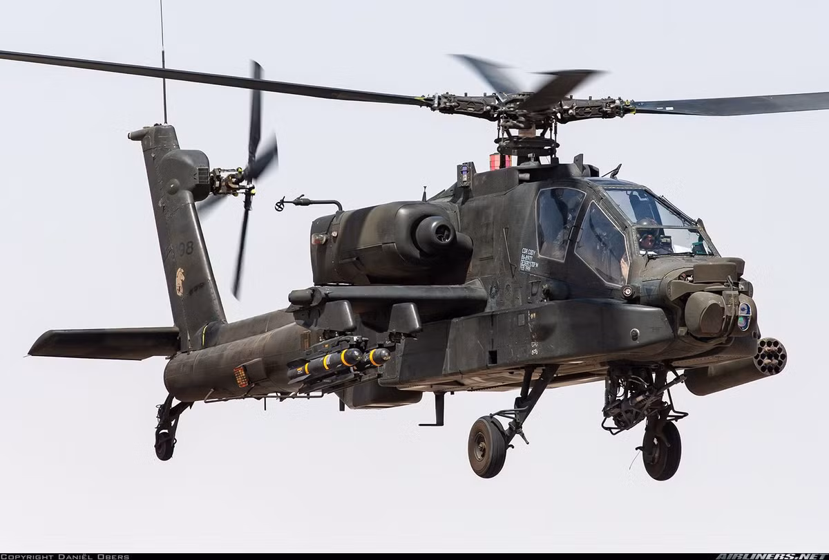 Vũ khí chính của trực thăng AH-64 là pháo 30 mm, tên lửa chống tăng Hellfire; vởi các cảm biến tinh vi, kết hợp tốc độ, hỏa lực và tầm bắn, giúp Apache tấn công chính xác các mục tiêu mặt đất, nhưng máy bay ở ngoài tầm bắn của các loại vũ khí bộ binh của đối phương. Nguồn: Wikipedia.
