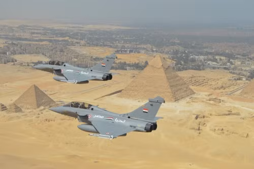 Sau khi Ai Cập mua máy bay chiến đấu hạng trung hai động cơ Rafale, của Dassault (Pháp) vào tháng 2/2015, và mua thêm lô tiêm kích Rafale thứ hai vào tháng 5/2021; lãnh đạo Ai Cập lại tiếp tục phá vỡ truyền thống mua vũ khí không phải từ Mỹ, vốn được duy trì trong nhiều thập kỷ.