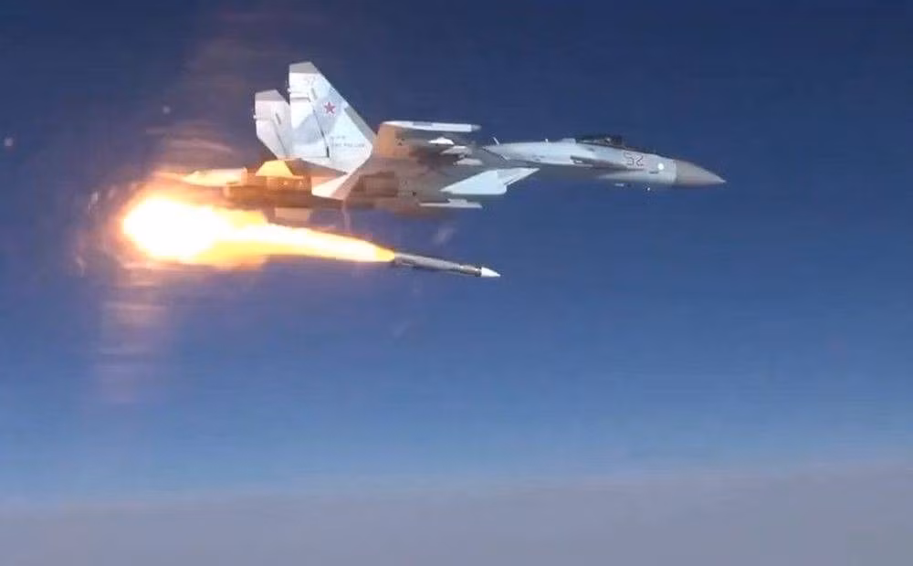 Việc giá dầu giảm, dẫn đến doanh thu của chính phủ giảm, cũng như nhu cầu trang bị Su-30 và chi phí hoạt động cao của nó, cuối cùng đã dẫn đến việc loại máy bay này khỏi hoạt động tuyến đầu; mặc dù chúng sẽ được đưa trở lại hoạt động trong trường hợp chiến tranh.
