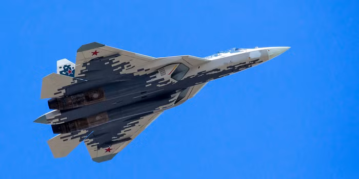 Vật liệu chế tạo chiến đấu cơ Su-57 chủ yếu bằng vật liệu composite, giúp giảm tổng trọng lượng, có lợi cho việc sản xuất hàng loạt. Máy bay được thiết kế hợp nhất giữa cánh và thân, kết hợp mục đích của tiêm kích đánh chặn và máy bay cường kích.