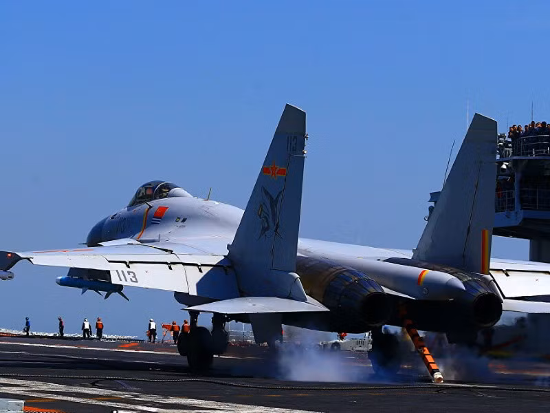 Năm 2009, Su-35 được chào bán công khai. Thời điểm đó, không quân Quân giải phóng nhân dân Trung Quốc (PLAAF) và không quân Indonesia, đều đặt hàng và được bàn giao 4 chiếc vào năm 2016, sau đó là 10 chiếc khác vào năm 2017. 