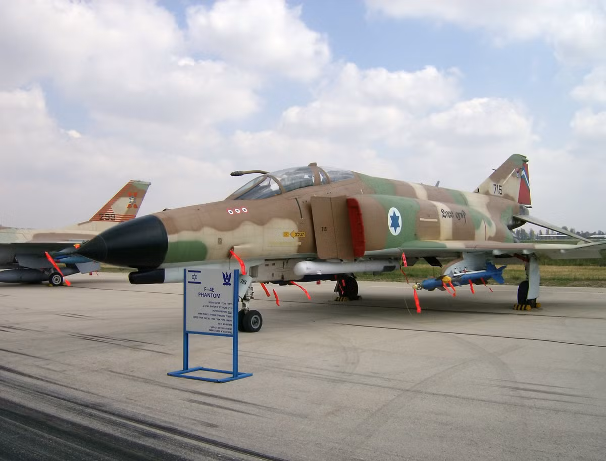 Trong các cuộc chiến tranh Arab-Israel, sau quyết định của Mỹ cung cấp cho Israel các máy bay chiến đấu F-4E từ năm 1967, các khách hàng quốc phòng Arab của Liên Xô, đã tìm kiếm loại máy bay chiến đấu có thể đối địch được với F-4E của Israel; nhưng Liên Xô không thể cung cấp cho đồng minh Arab những máy bay tương đương.