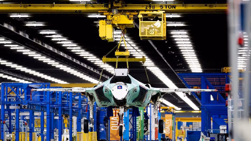Không quân Đan Mạch hiện có 30 tiêm kích F-16 được biên chế từ năm 1980. Các máy bay lỗi thời sẽ bị loại bỏ dần vào năm 2024. Chiếc F-35A đầu tiên dự kiến sẽ đến Đan Mạch vào năm 2023, chúng sẽ được triển khai tại căn cứ không quân Skridstrup.