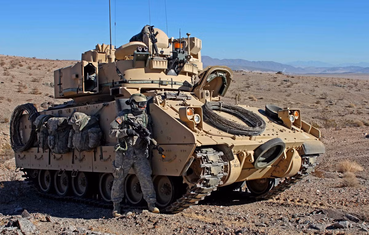 Quân đội Mỹ cũng đã bắt đầu mua những chiếc M2 Bradley không tháp pháo để phục vụ như xe bọc thép đa năng, hỗ trợ như kỹ thuật chiến đấu, vận tải tiện ích, làm nhiệm vụ cứu thương, làm trạm chỉ huy và chở súng cối.