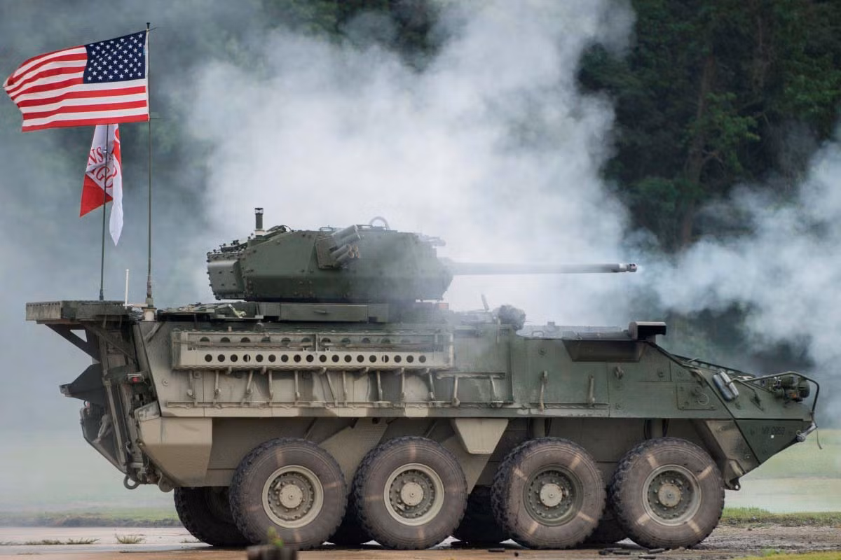 Ngoài ra những chiếc xe bọc thép Stryker APCS bánh lốp cũng được trang bị tháp pháo “Dragoon” với khẩu pháo 30 mm và tên lửa chống tăng Javelin, để tạo cơ hội chiến đấu cho các phương tiện nhẹ hơn chống lại lực lượng cơ giới hóa của đối phương.