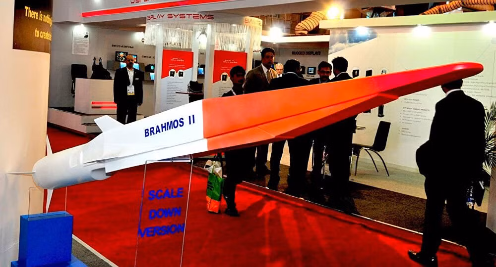 BrahMos cũng cũng là loại tên lửa hành trình có tốc độ siêu thanh, nhưng tốc độ bay của tên lửa chỉ gấp 3 lần tốc độ âm thanh (Mach 3). Nhưng BrahMos-II, giống như Zircon, sẽ nhanh hơn khoảng gấp đôi, bay với tốc độ vượt quá Mach 6.