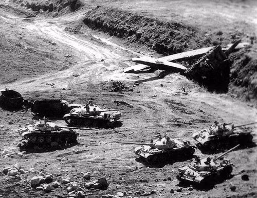 Vào giữa những năm 1970, Quân đội Ai Cập sở hữu số lượng hơn 1.200 chiếc xe tăng T-54/55 trong biên chế; mặc dù đã có hàng trăm chiếc đã bị mất hoặc bị bỏ rơi trong cuộc "Chiến tranh sáu ngày" năm 1967 và trong cuộc chiến năm 1973, với nước láng giềng Israel.