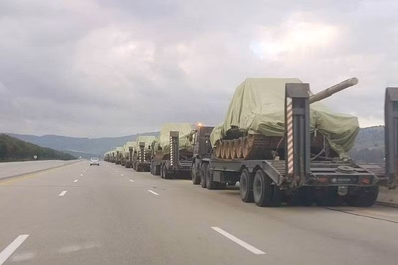 Về hệ thống quan sát, trưởng xa có kính ngắm ngày/đêm TKN-4S ở phía dưới bệ súng máy 12.7mm và kính ngắm phòng không PZU-7. Pháo thủ được hỗ trợ quan sát bởi kính ngắm pháo thủ quang học truyền thống và hệ thống kính ngắm đa kênh ESSA. Ảnh: Vận chuyển T-90SA của Algeria.