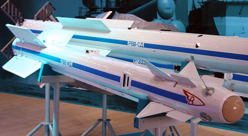 So với tên lửa R-73, tên lửa R-74M đã tăng tầm phóng tối đa từ 30km lên 40km, có thể bắn vào các mục tiêu ở cự ly tối thiểu là 300m và có thể thay đổi mục tiêu trong khi bay, do sử dụng thiết bị tìm kiếm hiện đại hơn.
