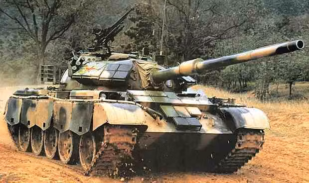 Hiện Trung Quốc hiện đang sản xuất 3 mẫu MBT cho Quân đội của họ và 2 chiếc nữa dành riêng cho xuất khẩu. Tuy nhiên việc duy trì quá nhiều mẫu MBT trong một lực lượng vũ trang, sẽ dẫn đến khó khăn trong việc bảo đảm hậu cần, kỹ thuật; đồng thời khó tập trung nguồn lực, để đầu tư cho việc nâng cấp. Nguồn ảnh: Pinterest.