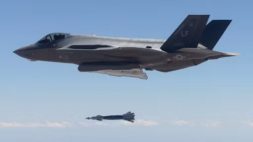 Những chiếc F-35 với radar AESA sẽ phát hiện ra Su-35 từ khoảng cách xa, và phóng tên lửa ngoài tầm nhìn AIM-120, theo chiến thuật không chiến hiện đại "phát hiện trước, bắn trước, thoát ly nhanh".