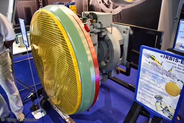 Các cảm biến trên Su-35 bao gồm radar mảng quét điện tử thụ động (PESA) IRBIS-E, có khả năng phát hiện máy bay tàng hình. IRBIS-E có thể theo dõi tới 30 mục tiêu trên không; với mục tiêu có mặt cắt phản xạ radar từ 3 mét vuông, tầm phát hiện lên đến 400 km; với các mục tiêu có mặt cắt nhỏ 0,1 mét vuông, tầm phát hiện 80 km.