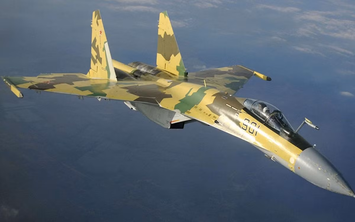 Dòng máy bay Flanker có khả năng siêu cơ động, nghĩa là nó được thiết kế để thực hiện các thao tác không thể thực hiện được, thông qua các cơ chế khí động học thông thường. Ở Su-35, điều này một phần đạt được nhờ sử dụng động cơ véc tơ tạo lực đẩy. Chỉ có một máy bay chiến đấu của Mỹ, có cơ chế tương tự là tiêm kích F-22 Raptor.