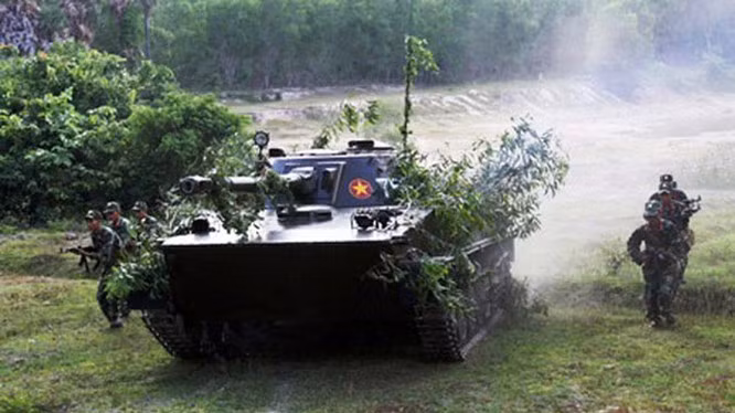 Xe tăng lội nước PT-76 được trang bị một pháo chính 76mm mạnh mẽ và khả năng cơ động rất cao nhưng lại có vỏ giáp quá mỏng, chỉ có thể chống được súng bộ binh và súng máy 12.7mm.