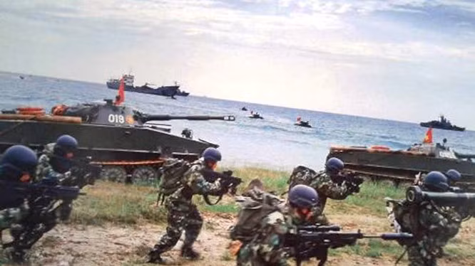 Việc đổ bộ lên một bãi biển trống trải và phải đối mặt với những loại hỏa lực từ kẻ địch chống trả khiến lính hải quân đánh bộ rất dễ bị tổn thương trên chiến trường. Do đó, việc có phương tiện thiết giáp xung phong có tính cơ động cao, hỏa lực mạnh để vừa chi viện, vừa che chắn cho đội hình đổ bộ là vô cùng cần thiết.