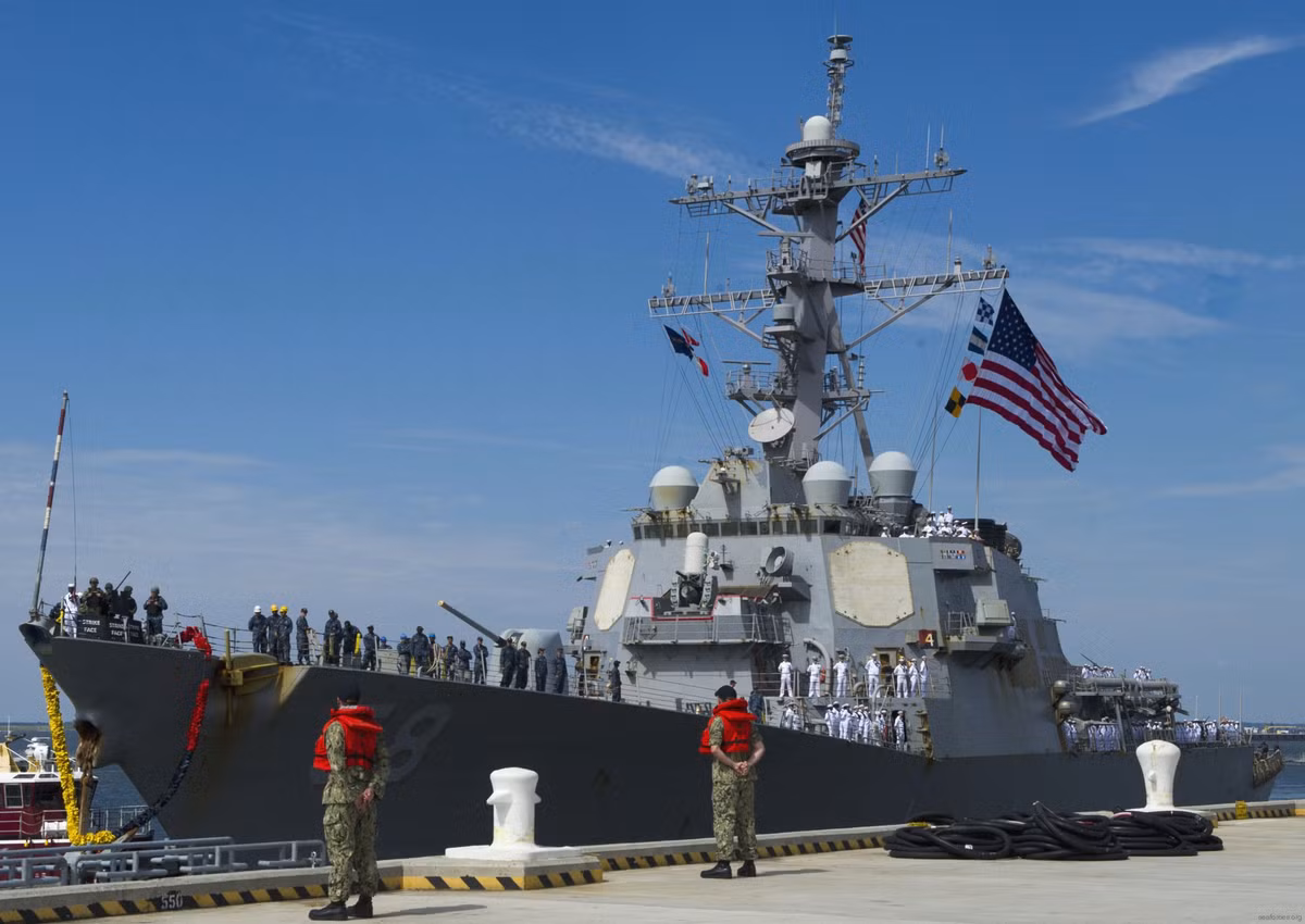 Tàu khu trục USS Laboon của Hải quân Mỹ thuộc Hạm đội 6, được trang bị hệ thống chiến đấu Aegis, vũ khí chính là tên lửa hành trình tiến công mặt đất Tomahawk và có khả năng phòng thủ tên lửa trên biển.