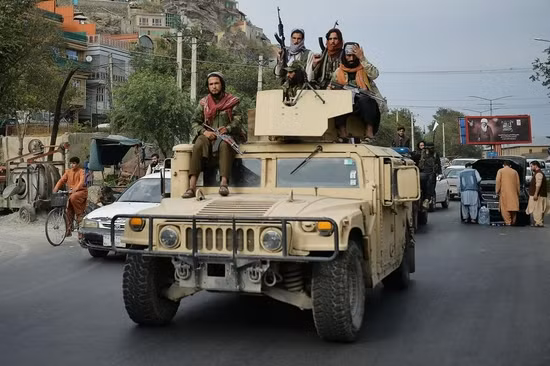 Ban đầu, một số người tin rằng những chiếc xe quân sự này là vô dụng đối với Taliban do thiếu những lái xe có kinh nghiệm. Nhưng thực tế không phải vậy, cuộc tuần hành của các tay súng Taliban ở Kandahar vừa qua cho thấy, họ đã đào tạo một số lượng lớn phi công, bao gồm cả phi công trực thăng.