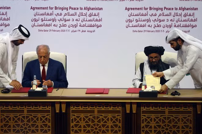 Như hãng tin AP đã đưa tin, khi một số thủ lĩnh Taliban tìm cách đàm phán với Mỹ trong những năm gần đây, nhiều người trong số những người phản đối các cuộc đàm phán đã chuyển sang Nhà nước Hồi giáo cực đoan hơn.