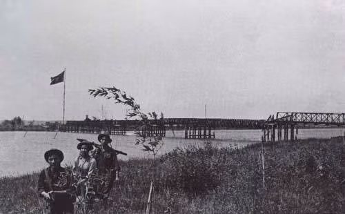 Vào một đêm năm 1963, 4 chiến sĩ công an ta đã bí mật vượt sông, được bà con bờ Nam chỉ đường, giết tên Phương ngay lúc nó đang gào trên loa phát thanh. Bà con hai bờ hả lòng hả dạ bởi họ từ nay không bị đánh thức lúc nửa đêm, không phải nghe những lời dối trá nữa!