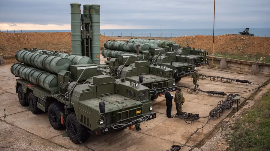 Trước đó Nga đã đưa đến Crimea những đơn vị thiết giáp hạng nặng, sau đó là các đơn vị xe tăng, pháo tự hành, siêu cối 2S4 cũng xuất hiện cùng các hệ thống phòng không tiên tiến như Pantsir-1, S-400 và các lực lượng hải quân, không quân.