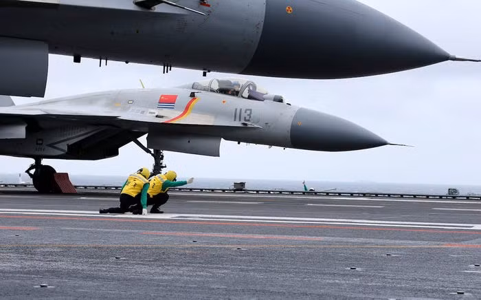 Lý do truyền thông Trung Quốc không "mặn mà" với J-15, là do tiêm kích hạm này hoạt động không hiệu quả trên các tàu sân bay Trung Quốc. Động cơ yếu và và trọng lượng nặng của J-15, đã hạn chế nghiêm trọng khả năng hoạt động hiệu quả của nó.