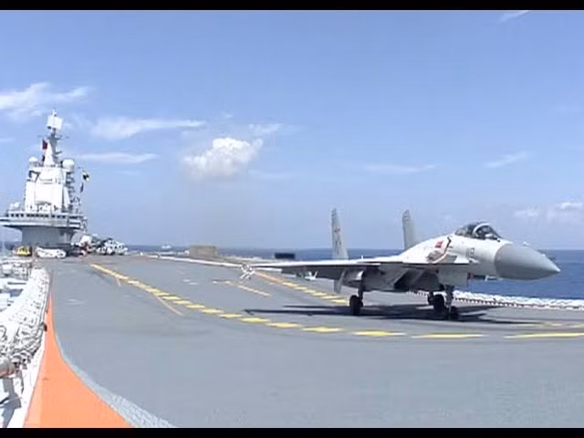 Trang Sputnik đã "cứa vào niềm đau" tiêm kích J-15 khi viết: "Tình yêu giành cho tiêm kích hạm J-15 hiếm khi được tung hô tại Trung Quốc"; Sputnik đã không ngần ngại trích dẫn lời tờ Asia Times: Truyền thông Trung Quốc đã ví chiếc J-15 là con "cá chạch", chứ không phải là "cá mập bay".