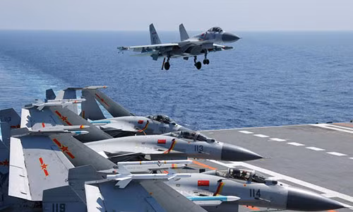 J-15 được sản xuất cùng với việc Trung Quốc đưa chiếc tàu sân bay đầu tiên của họ là Liêu Ninh vào sử dụng năm 2012. Nên nhớ rằng, tàu sân bay Liêu Ninh, là chiếc tàu sân bay Varyag của Liên Xô đang đóng dở, được Trung Quốc mua lại và tiếp tục hoàn thiện.