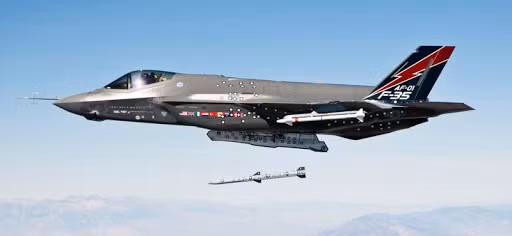 Biến thể Block III có khả năng hơn của AIM-9X, hiện đang được phát triển và những tiến bộ hơn nữa trong công nghệ tên lửa đất đối không, sẽ tiếp tục là loại vũ khí để xác định bên nào có thể giành ưu thế, trong các cuộc giao tranh không đối không trong tương lai gần. Nguồn ảnh: Warhistory.