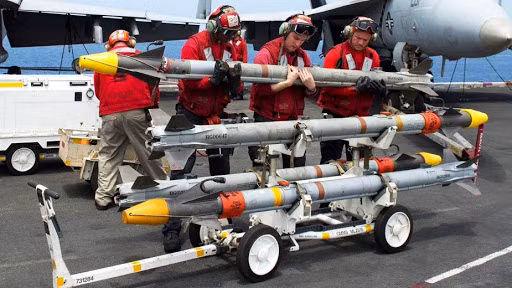 Phiên bản hiện đại hóa mới nhất của AIM-9 là AIM-9X Block II, hiện đang được phát triển cho máy bay chiến đấu hiện đại nhất của Mỹ là F-22 Raptor, có tính năng "khóa mục tiêu sau khi phóng", để tạo lợi thế với các máy bay chiến đấu siêu cơ động của đối phương, trong phạm vi tầm nhìn.