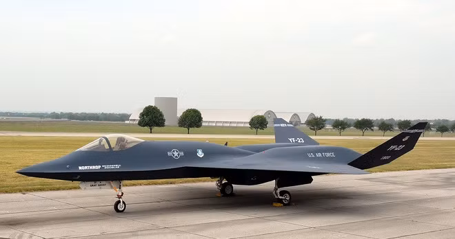 Hai mẫu máy bay thử nghiệm YF-23 được chế tạo với 2 màu sơn đen và xám. Chúng được đặt biệt danh lần lượt là “Black Widow II” và “Ghost Gray”. YF-23 có khả năng hành trình siêu tốc tốt hơn nhờ động cơ chu kỳ biến General Electric YF120.
