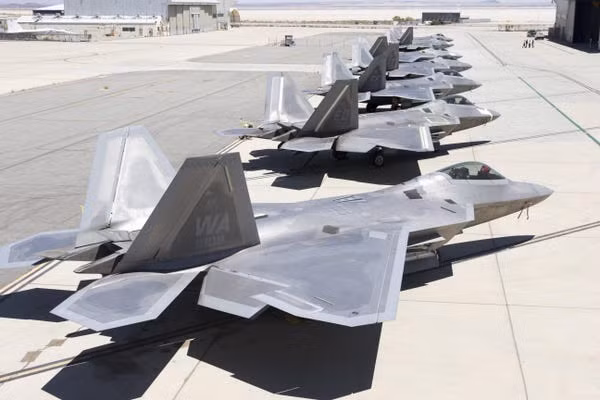 Chuyên gia Barry Watts từng mô tả, YF-22 là một “super F-15” chính xác theo những gì mà không quân mong muốn. Khi nguyên mẫu YF-22 được lựa chọn cho chương trình ATF, nó được đổi tên thành F-22 Raptor. Bên cạnh đó, tập đoàn Pratt &amp; Whitney cũng chiến thắng với động cơ F119 tuy không mạnh bằng, nhưng đáng tin cậy hơn động cơ YF120 của General Electric. Nguồn ảnh: Pinterest.