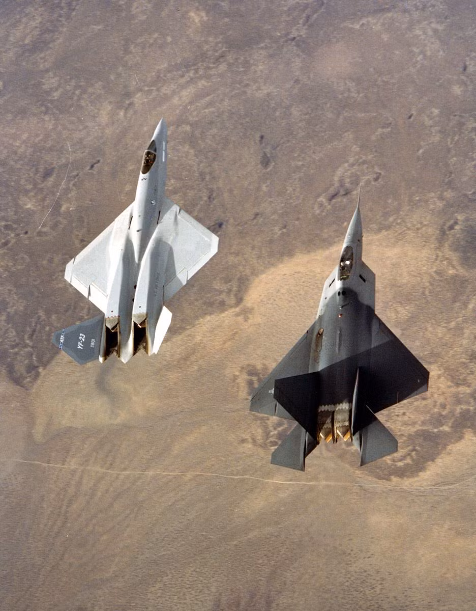 Ở khả năng tăng tốc, YF-23 tốt hơn so với YF-22. Thiết kế của Northrop có phạm vi hoạt động 4.500 km xa hơn so với 3.200 km của Lockheed. YF-23 có khả năng tăng tốc, tầm bay xa và tính năng tàng hình tốt hơn so với YF-22. Nhưng YF-22 lại tỏ ra linh hoạt hơn, đặc biệt là trong các tình huống cơ động trong phạm vi gần nhờ động cơ kiểm soát vector lực đẩy.