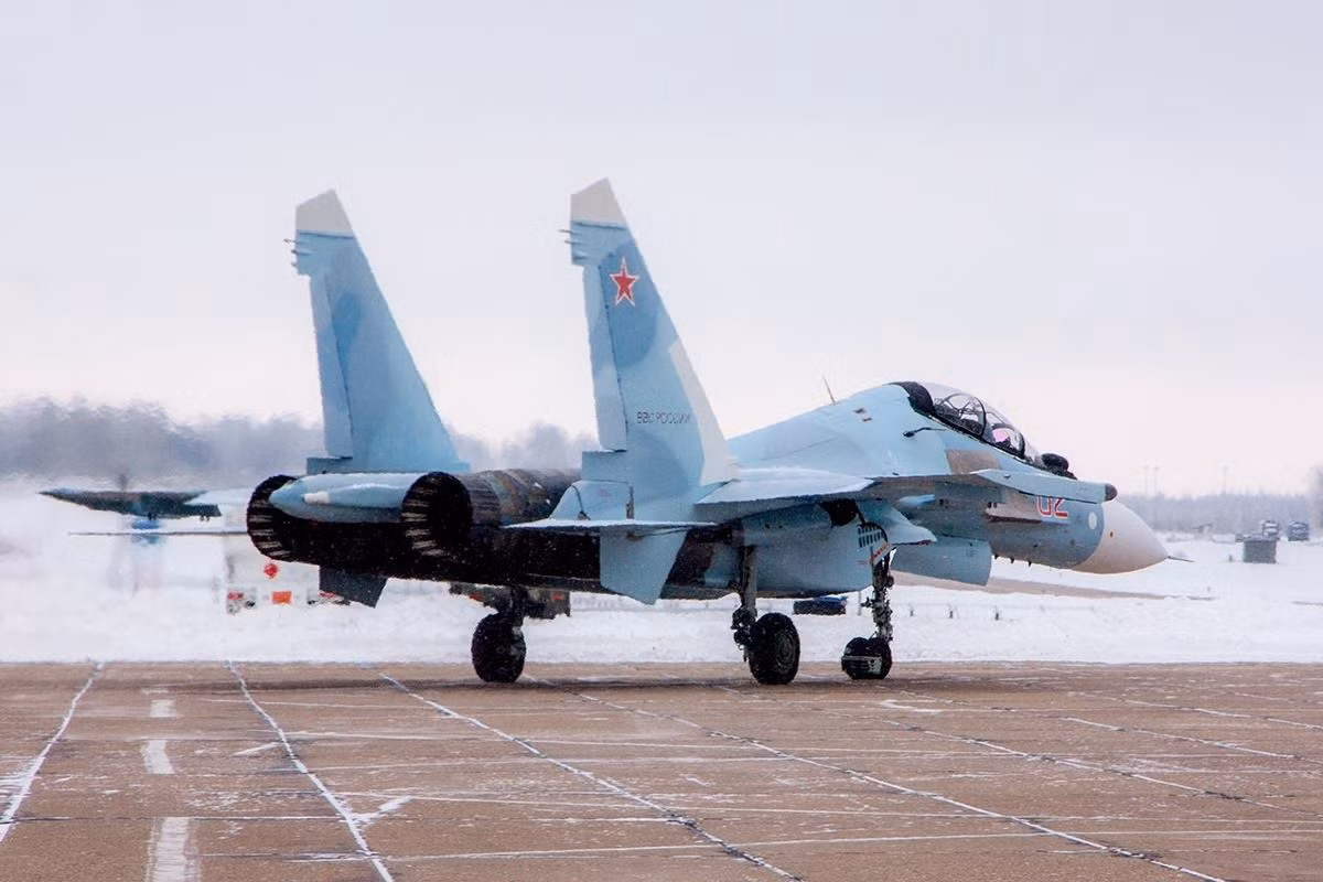 Với những điểm tương đồng giữa Su-30 và Su-27, có thể những chiếc Su-27 hiện hiện đang được niêm cất, sẽ sẵn sàng trở lại biên chế chiến đấu, và các phi công được lái Su-30, có thể dễ dàng chuyển sang lái Su-27, hơn là những phi công lái MiG-29.