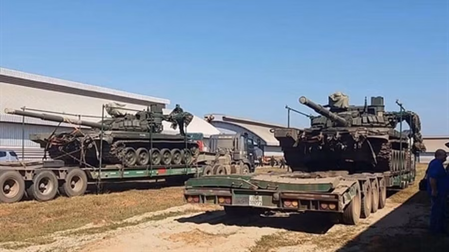 Xe tăng và thiết bị quân sự của Liên Xô đóng vai trò quan trọng đối với sự nghiệp cách mạng của Lào và hiện nay vũ khí của Nga vẫn tiếp tục được quân đội Lào tin dùng.