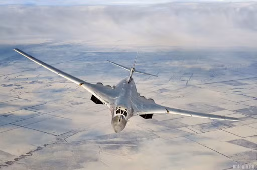 Nếu Trung Quốc sở hữu Tu-160, rất có thể nước này cũng sẽ nâng cấp dòng máy bay này tương tự như H-6, cung cấp cho Không quân Trung Quốc không chỉ các năng lực chiến lược tiên tiến mà còn có khả năng chiến thuật vượt trội, để bảo vệ tốt hơn lợi ích của mình ở các vùng biển xung quanh chống lại sự hiện diện quân sự ngày càng tăng của phương Tây. Nguồn ảnh: QQ.