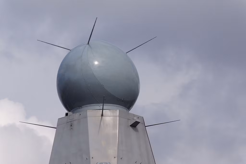 Radar này là loại mảng pha chủ động có 2 mảng nằm đối diện nhau, hệ thống này có khả năng quay 30 vòng/phút điều này giúp radar có thể quét liên tục bầu trời 360 độ và không để chừa lại vùng nào chưa quét trong thời gian rất ngắn chỉ 0,5 giây.