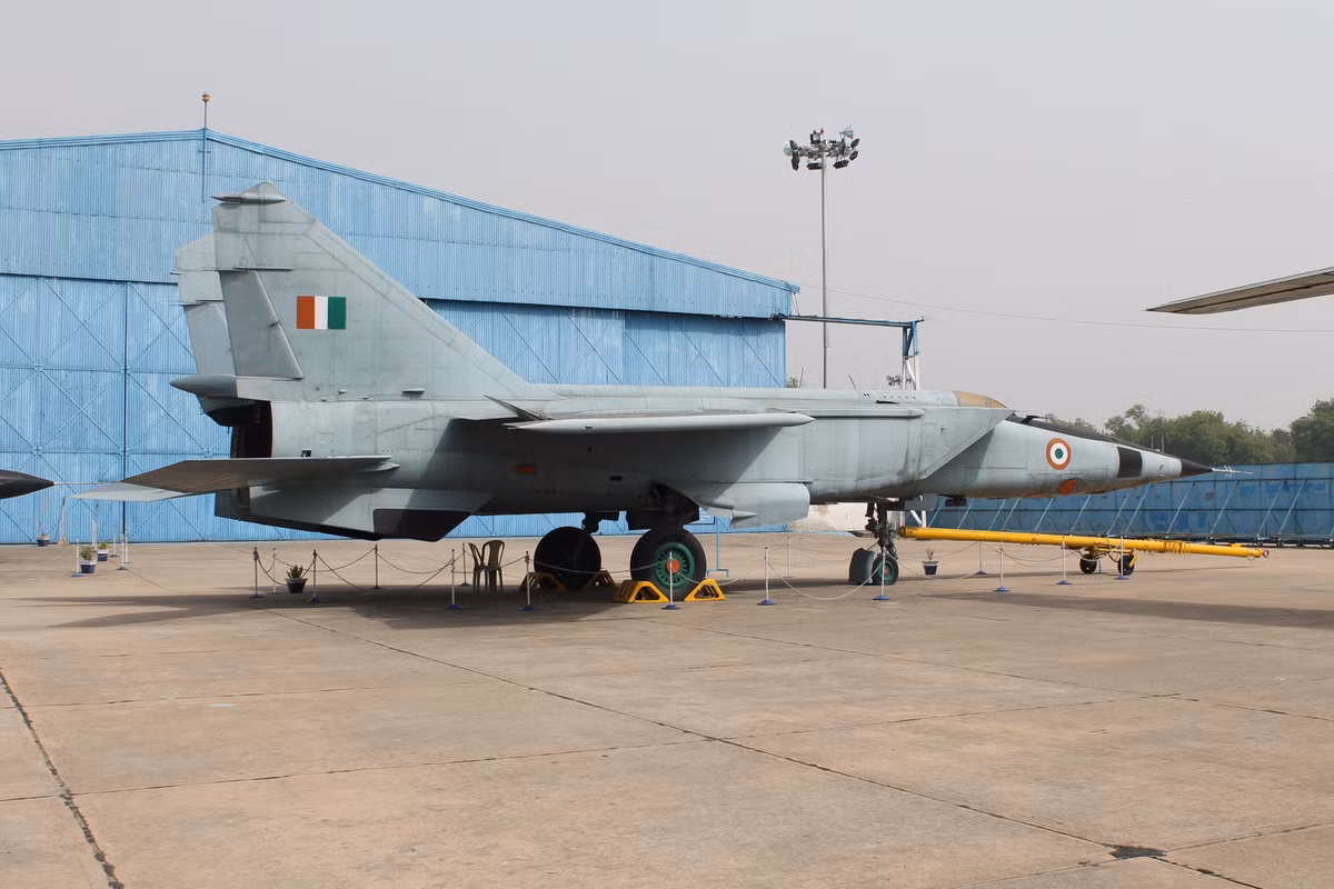 Việc phi công Ấn Độ cố tình tăng tốc, để MiG-25 tiết lộ vị trí của mình, nhằm chứng tỏ màn phô diễn khả năng đáng gờm, của Không quân Ấn Độ với Pakistan, trong thời điểm căng thẳng giữa hai quốc gia Nam Á tăng cao.