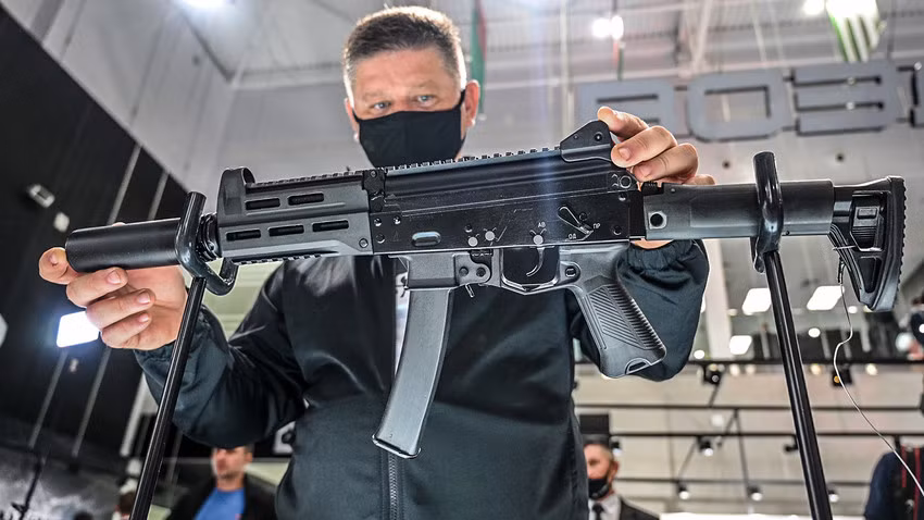 Vào tháng 8 năm ngoái, súng tiểu liên PPK-20 cùng với các sản phẩm của gia đình Kalashnikov trước đó, đã được trình diễn tại triển lãm Army-2020. Sau đó, vào tháng 10/2020, Kalashnikov đã công bố một video quảng cáo về loại vũ khí này, được thể hiện từ các góc độ khác nhau, cũng như một số đặc điểm kỹ chiến thuật của nó.