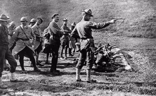 Khi Mỹ tham gia Thế chiến thứ nhất vào tháng 4/1917, lần đầu tiên hai khẩu súng ngắn đối đầu nhau trong chiến đấu. Luger có lẽ trông giống như vũ khí ưu việt, là một hình mẫu về kỹ thuật tiên tiến được chế tạo chính xác. So với Luger thì Colt trông hơi thô.