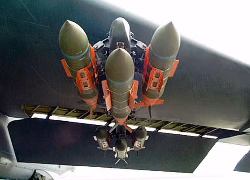 Thứ hai, F-15E bay nhanh hơn và có thể tiếp cận khu vực chiến đấu nhanh hơn; và cuối cùng, ngoài việc cung cấp vũ khí cho các máy bay chiến đấu khác, F-15E còn có thể trực tiếp tham chiến, thả một hàng 6 quả JDAM xuống mục tiêu; sau đó hạ cánh để dỡ 6 quả bom còn lại ở hàng trên.