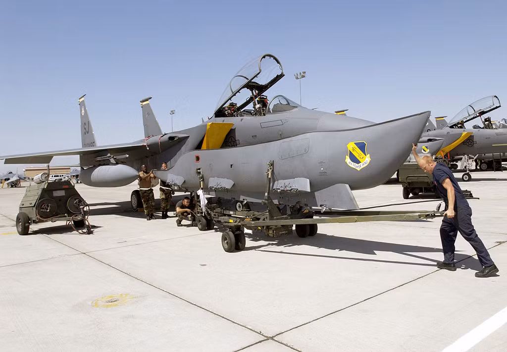 F-15E trước đây chỉ được phép gắn 6 quả bom JDAM 227 kg GBU-38/B trên các giá treo ở cả hai bên cánh máy bay. Nhưng do cải tiến của thùng nhiên liệu phụ thành hình thuyền, lắp ở gốc cánh; nên đã tăng gấp đôi số bom JDAM mang theo.