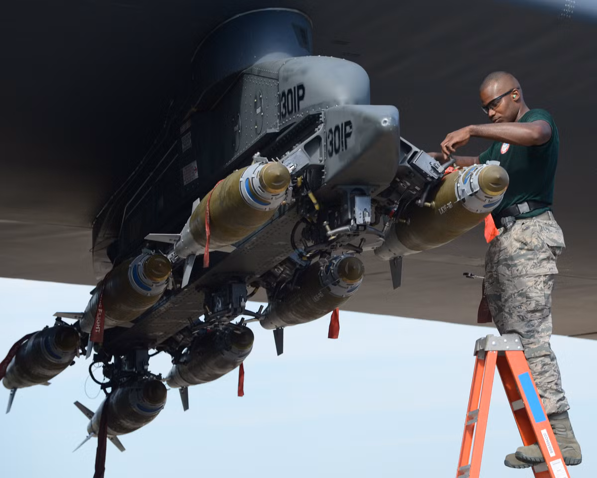 Nhược điểm duy nhất của F-15E trong việc vận chuyển đạn dược là F-15E có tầm bay hạn chế so với C-130, nên việc hạ cánh khi còn mang lượng đạn lớn, sẽ làm tiêu hao tuổi thọ của máy bay nhanh hơn.