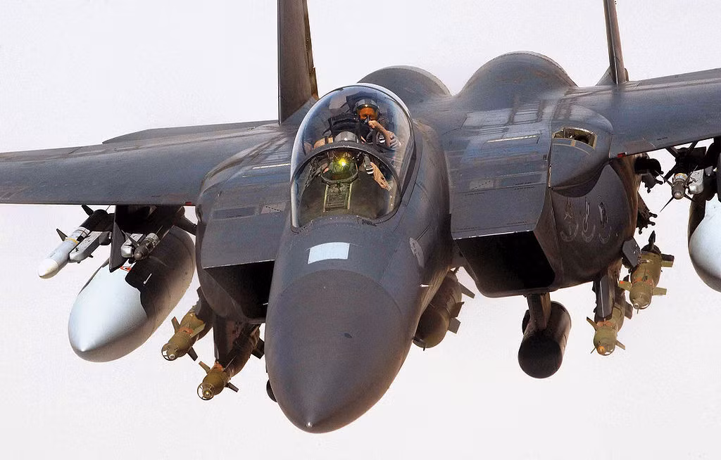 Cùng với những giá treo dưới thùng nhiên liệu phụ, một chiếc F-15E có thể mang thêm trên mỗi giá một quả GBU-38 hoặc 1 quả GBU-31/B có trọng lượng 907 kg, nâng tổng số bom JDAM trên một chiếc F-15E lên 15 quả.