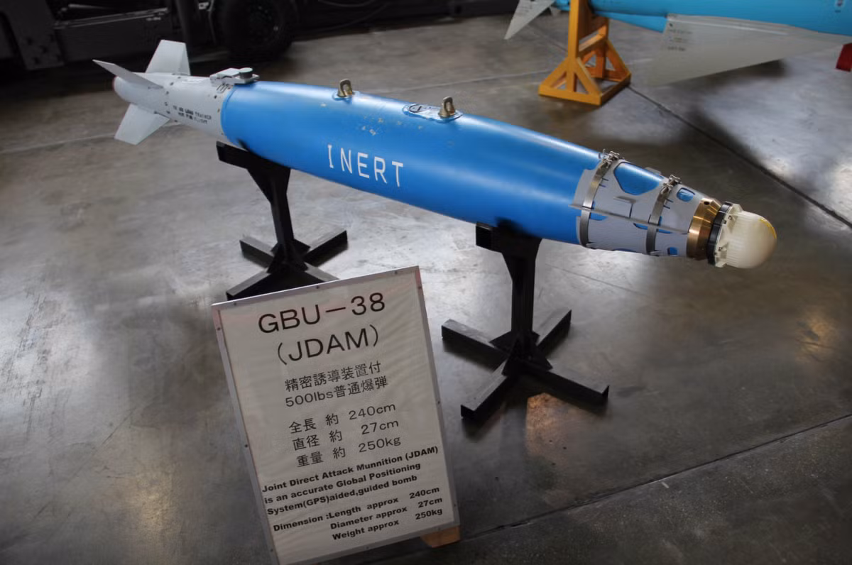 So với việc sử dụng máy bay vận tải C-130 Hercules để vận chuyển bom, sử dụng F-15E có nhiều ưu điểm: Thứ nhất, bộ dẫn đường JDAM có thể được lắp ráp hoàn chỉnh trên bom và được vận chuyển thẳng đến địa điểm tác chiến bằng F-15E; do vậy không cần nhiều thời gian lắp ráp.