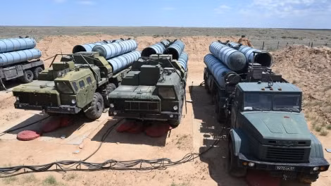 Giống như S-400, S-300V4 có khả năng tiếp cận một loạt tên lửa tiên tiến bao gồm 40N6E có tầm bắn 400km và tốc độ vượt quá Mach 14. Điều này cung cấp cho các đơn vị S-300V4 được triển khai đến quần đảo Kuril với phạm vi bao phủ đáng kể trên lãnh thổ Nhật Bản, phạm vi phát hiện của hệ thống ra đa ước tính vào khoảng 600 km. 