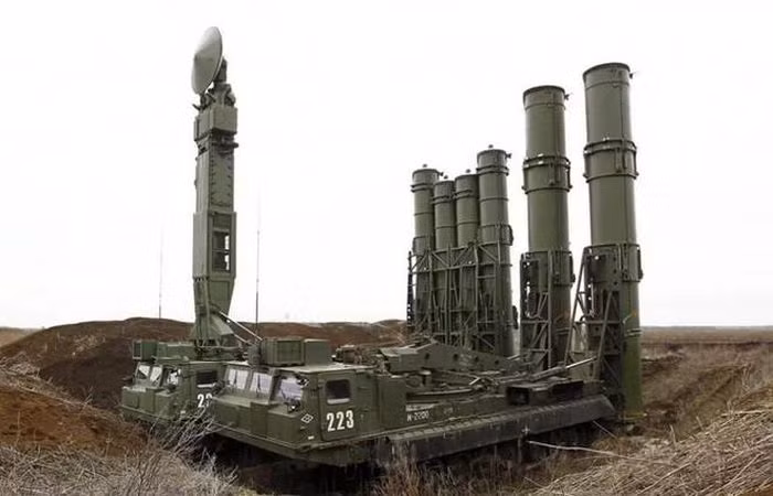 S-300V4 tích hợp nhiều công nghệ tương tự như S-400 đời cũ nhưng được biết đến nhiều hơn, và được đưa vào sử dụng vào đầu những năm 2010. Hệ thống này đắt hơn đáng kể so với S-400 và chỉ được vận hành bởi Nga và Ai Cập.