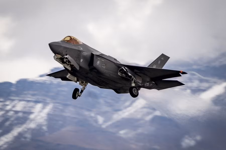 F-35 được thiết kế là loại máy bay chiến đấu liên quân, gồm phiên bản giành cho không quân (bản A), thủy quân lục chiến (bản B - cất hạ cánh thẳng đứng), hải quân (bản C, cất hạ cánh từ tàu sân bay); cả ba phiên bản giống nhau 80%, nhằm mục đích tiết kiệm chi phí phát triển và bảo dưỡng, khai thác.