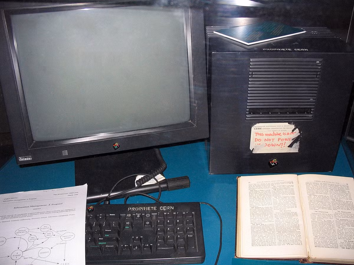 Thứ mười trong danh sách những phát minh thay đổi chiến tranh chính là Internet, ra đời khoảng năm 1985. Mặc dù không có ngày khai trương chính thức, nhưng Internet là một khái niệm của Mỹ được Chính phủ Mỹ đưa ra vào những năm 1960, kết nối hàng nghìn hệ thống máy tính và truyền thông công cộng và tư nhân, bắt đầu có hiệu lực vào giữa những năm 1980. 