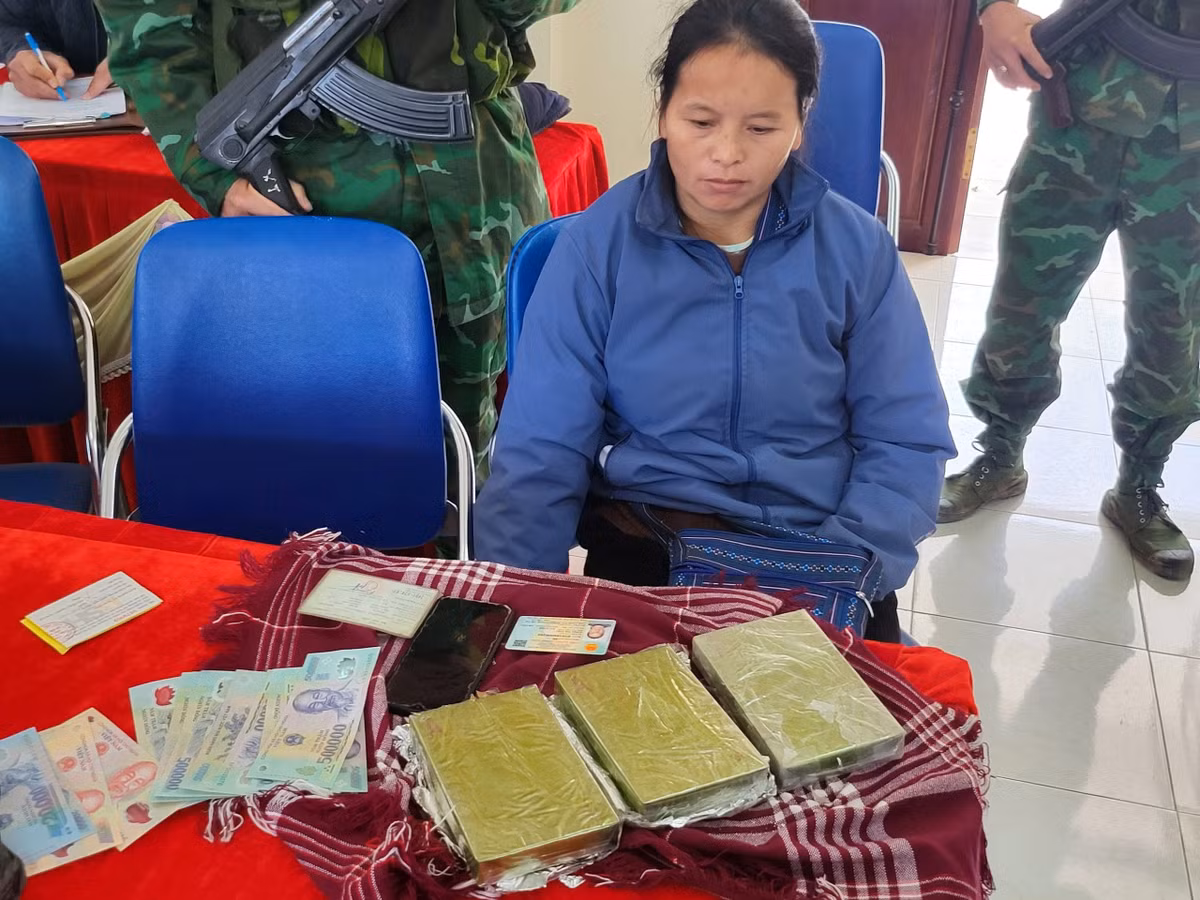 Sùng Thị Chú và tang vật.